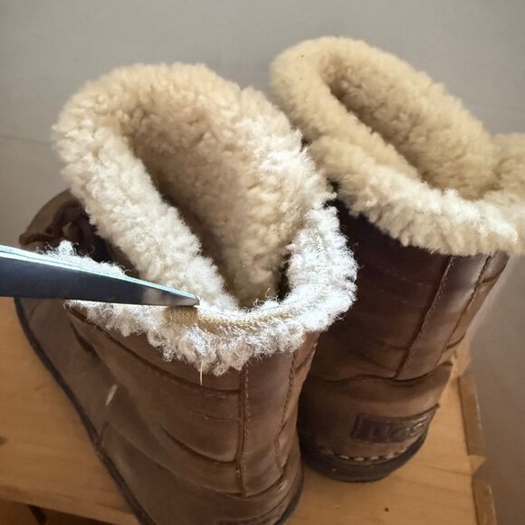 UGG Size 8 Brown Caspia Sheepskin-Lined Leather Winter Lace-Up Ankle Bootie Boot - Picture 13 of 16